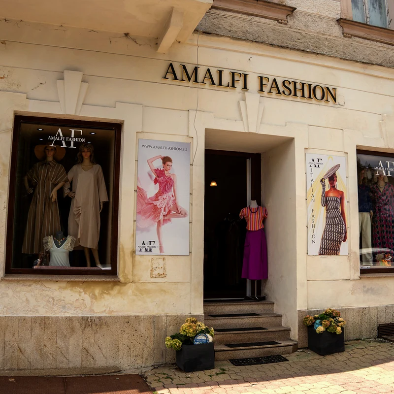 Výloha butiku Amalfi Fashion na Hlavní třídě